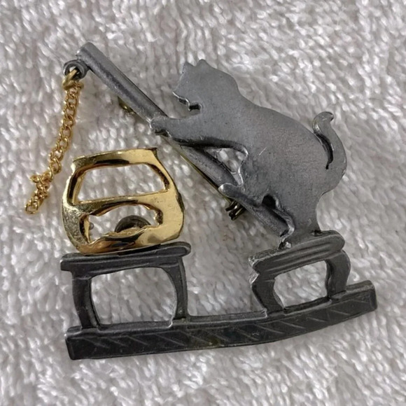 Vintage Grey Metal With Gold Accents Fishing Cat Pin  Brooch - Picture 7 of 9